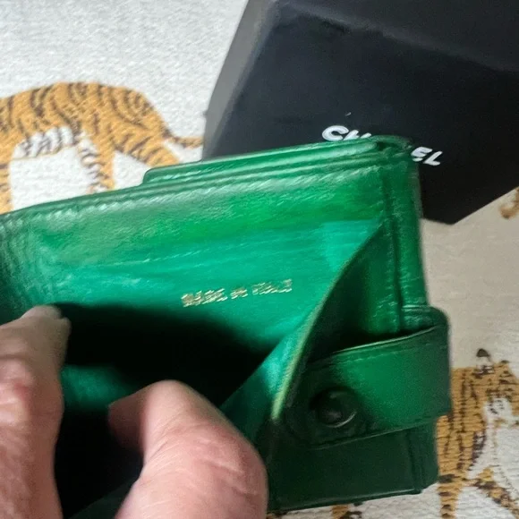 CHANEL rare colorway Green compact wallet - Picture 11 of 12